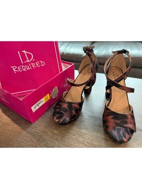I.D. Required Lucy Women’s Size 9M Strappy Platform Heels Animal Print NIB
